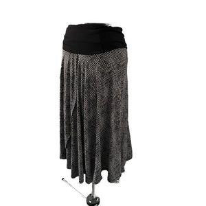 Foldover waist lightweight black and white check skirt perfect for travel. M